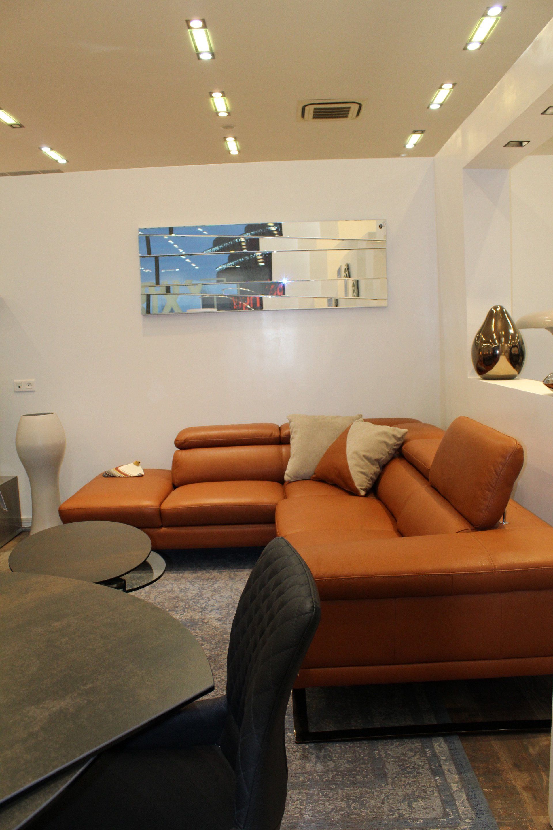 Canapé relax en cuir marron avec oreillers