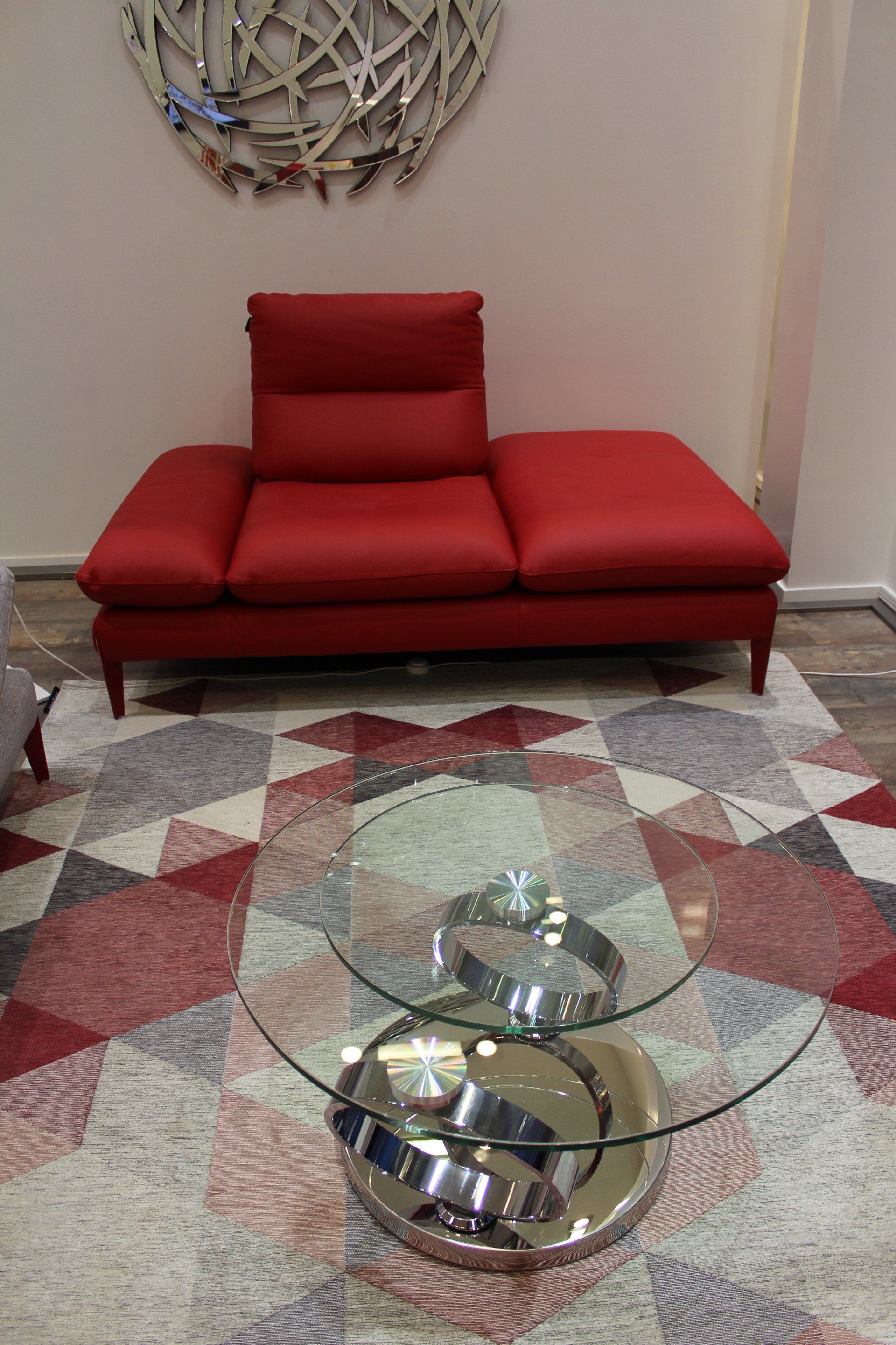 Canapé en velours rouge sur tapis