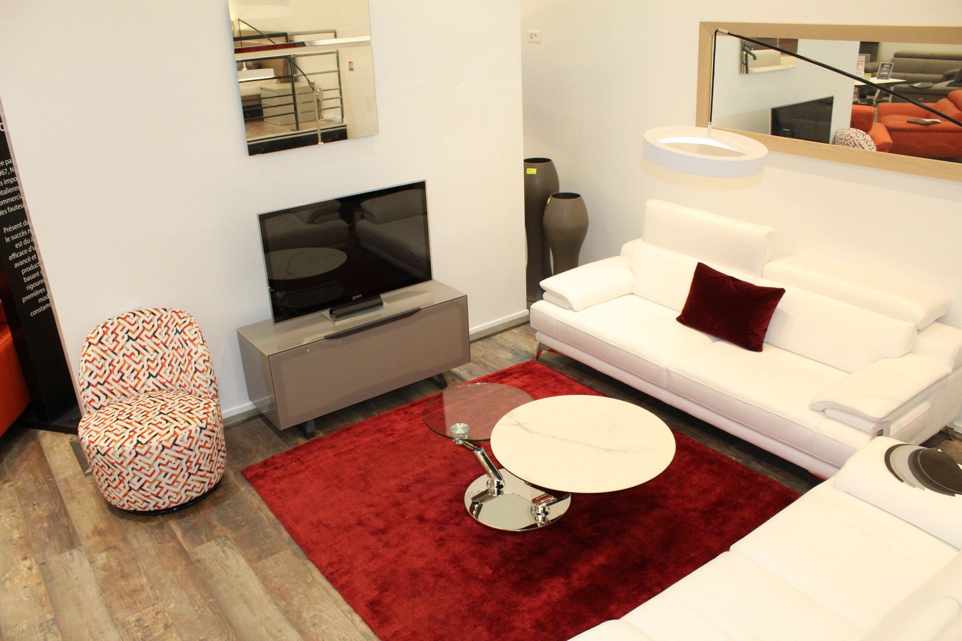 Table basse blanche sur tapis rouge