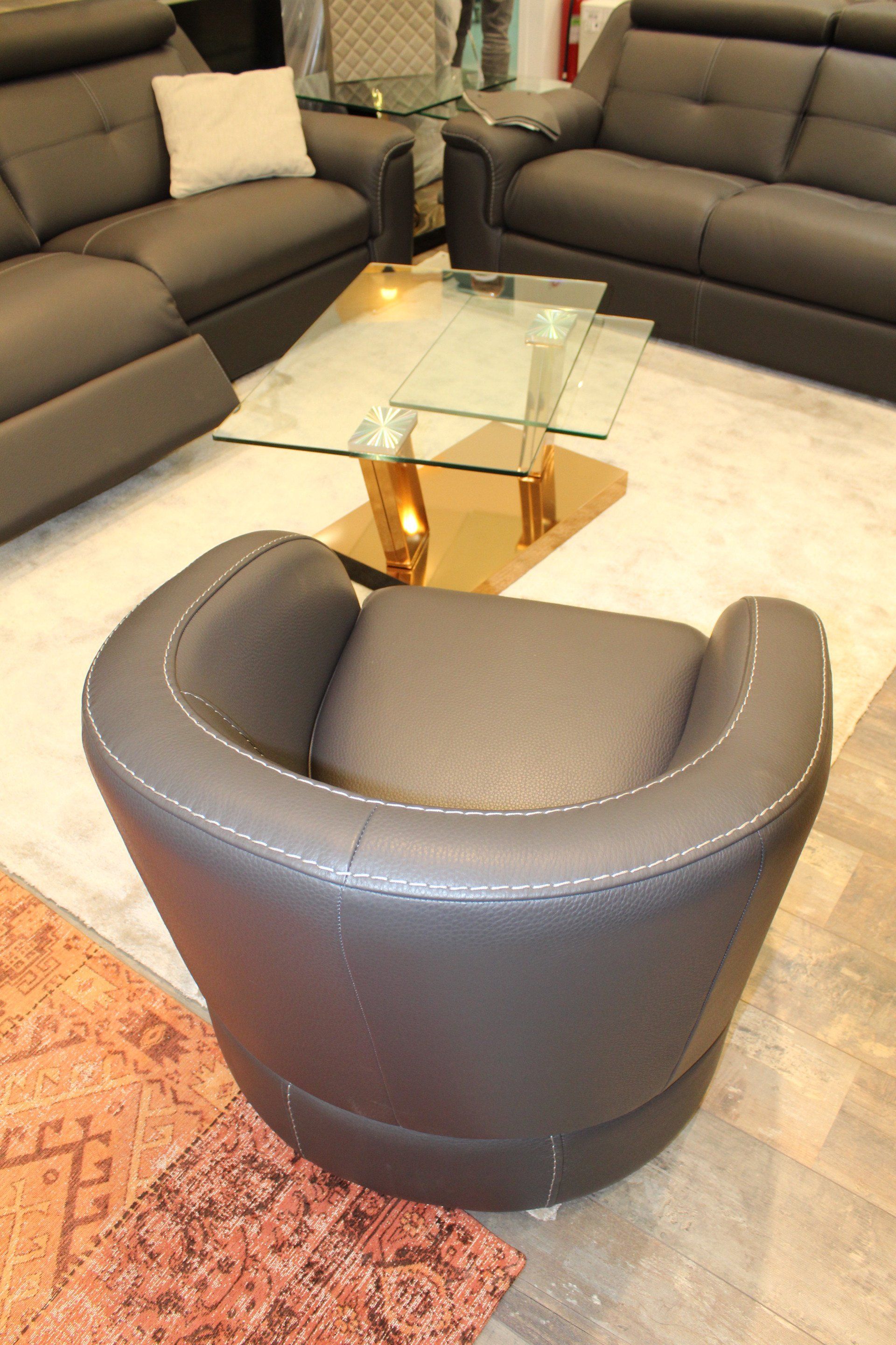 Fauteuil gris foncé en cuir avec couture blanche