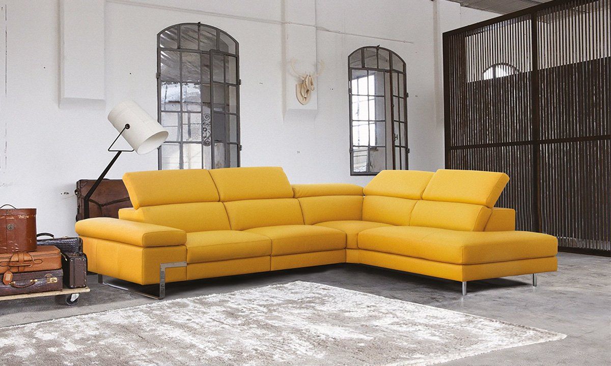 Photo d'usine d'un canapé d'angle de cuir couleur moutarde relax avec une assise sans accoudoir