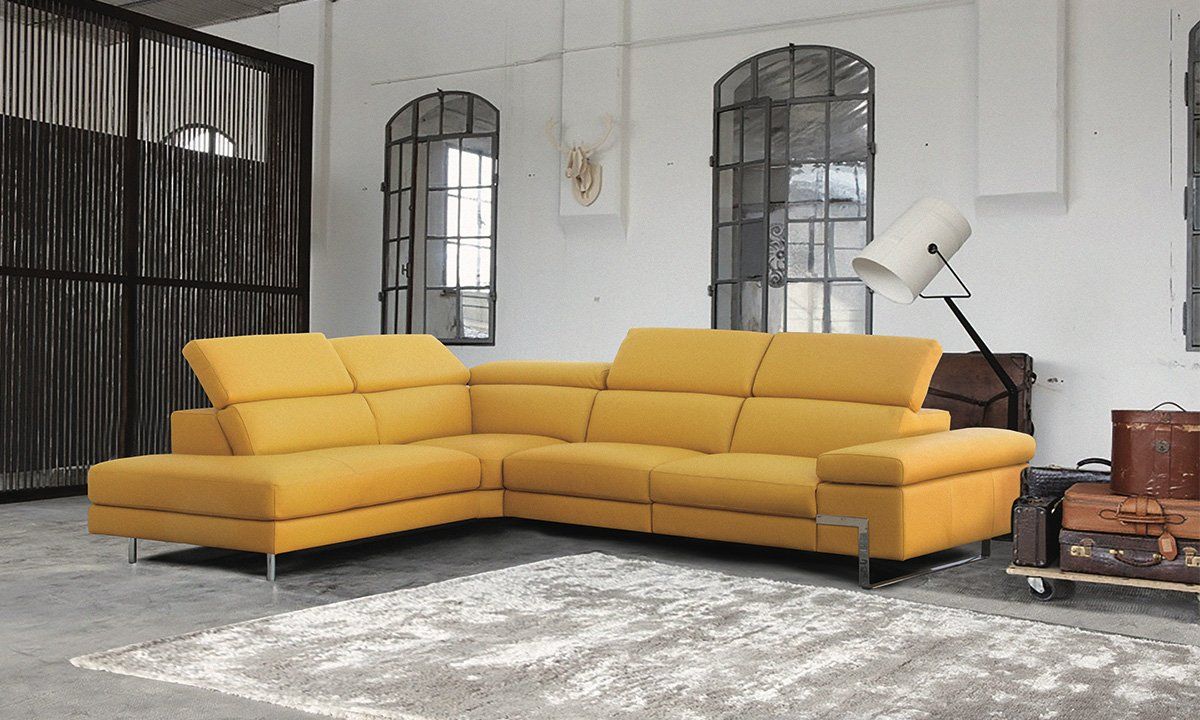 Photo d'usine d'un canapé d'angle de cuir couleur moutarde relax avec une assise sans accoudoir avec lampe blanche à côté