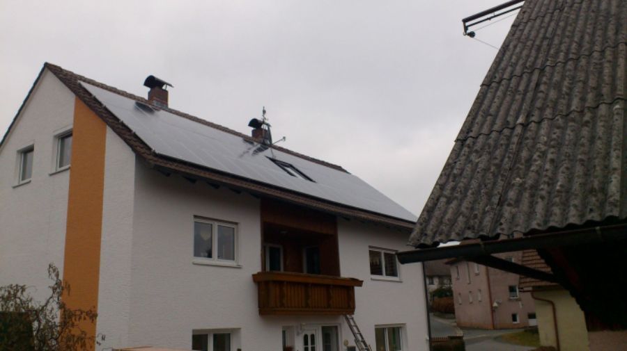 Solarpaneele auf einem Dach