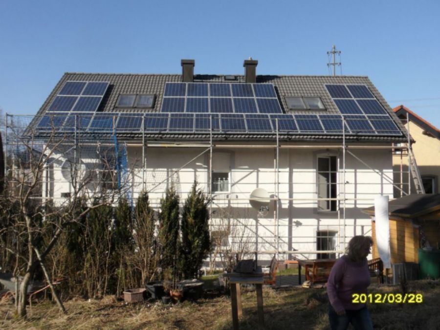 Photovoltaikanlage von AEC GmbH auf einem Mehrfamilienhaus