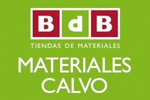 Logotipo de "Materiales Calvo", tienda de materiales de construcción. Contiene "BdB" en recuadros rojos, verdes y blancos.