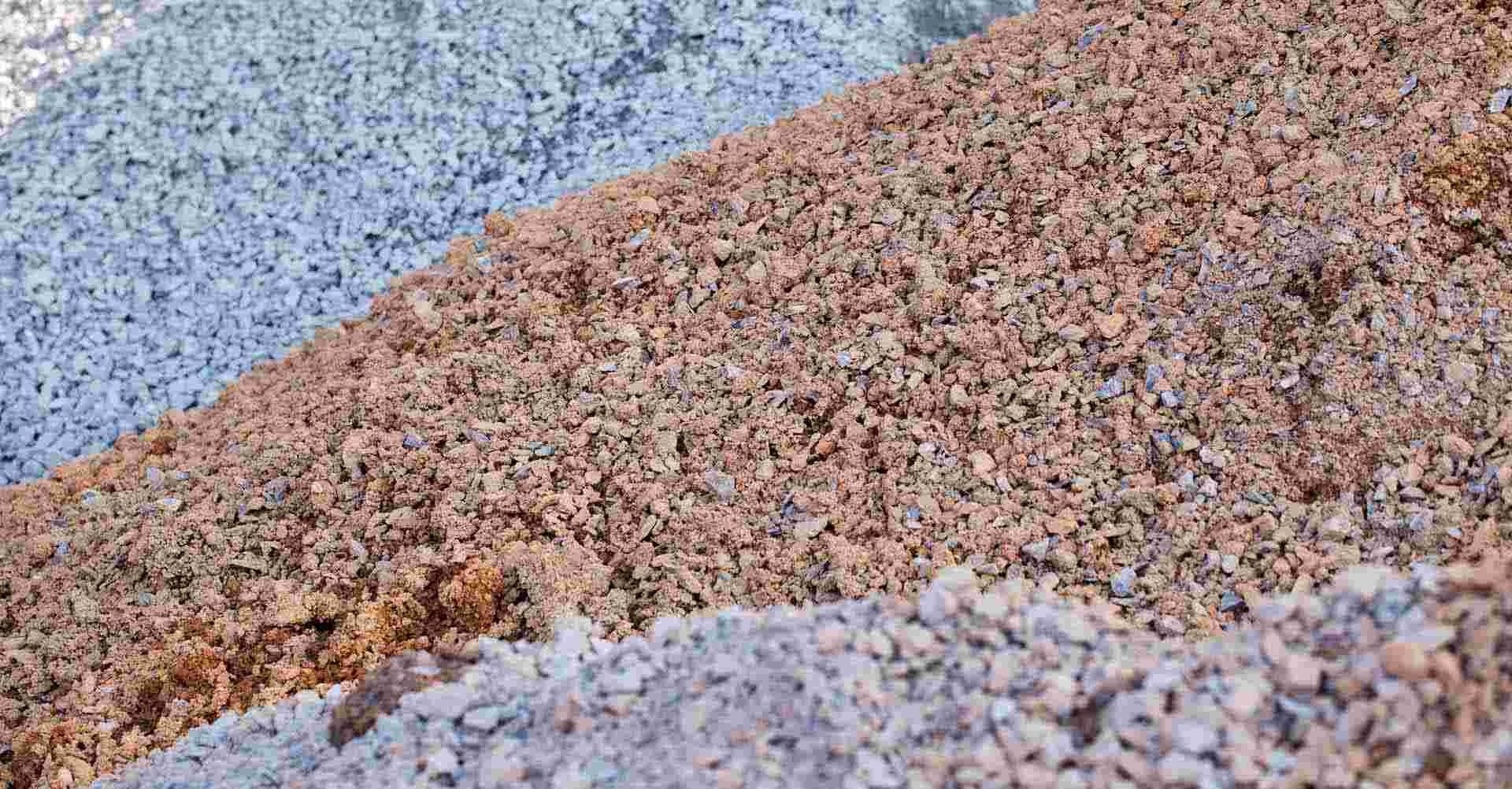 Un montón de grava de diferentes colores se apila una encima de otra.