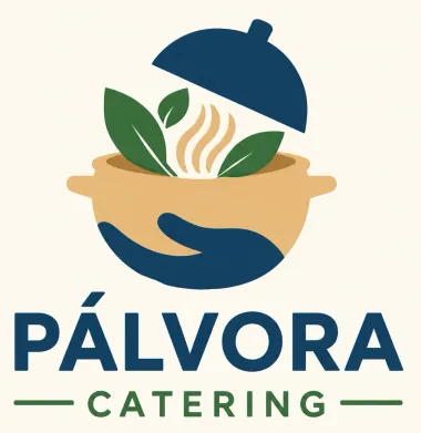Logotipo de PÁLVORA CATERING con un cuenco, vapor, hojas y una tapa de servir azul en beige, verde y azul marino.