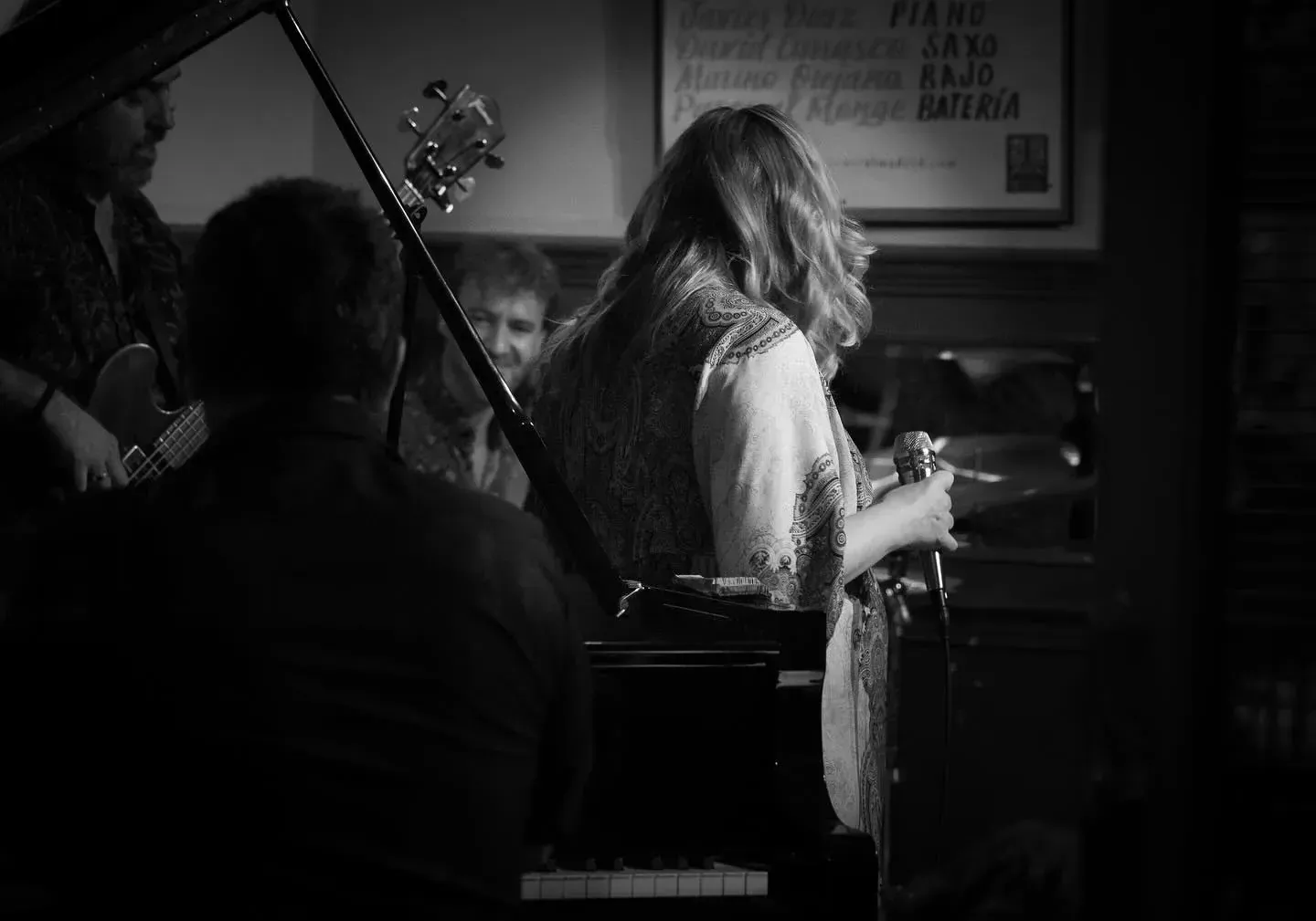 Músicos de jazz actuando en un lugar poco iluminado¡