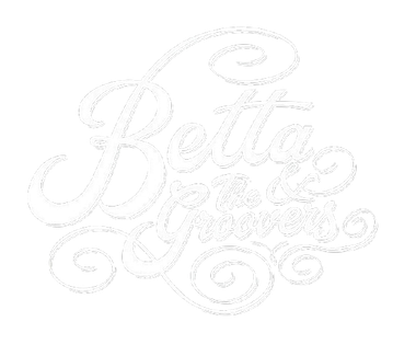Texto cursivo blanco: "Betta Grooven" con florituras.