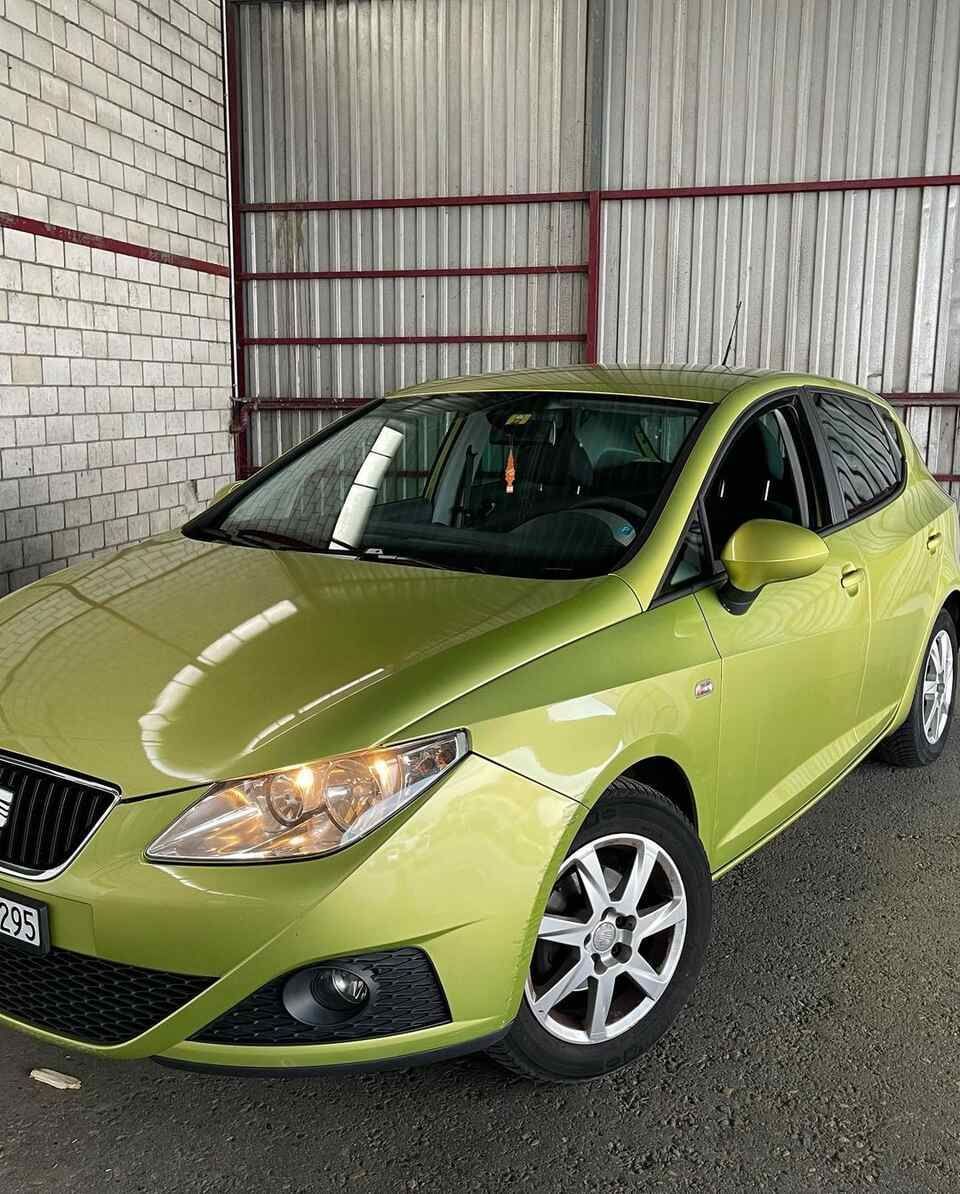 belle voiture vert pomme