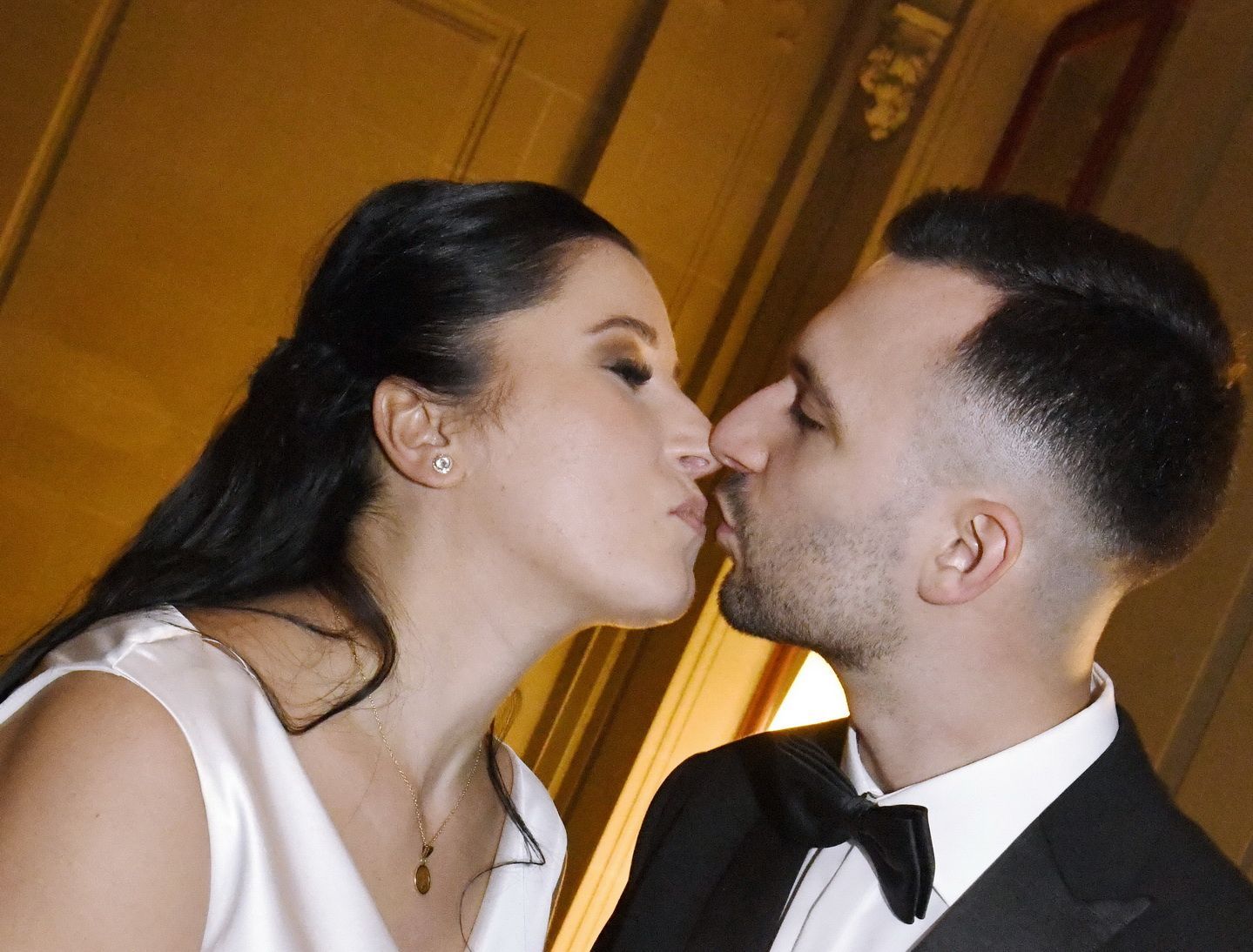 Brautpaar beim Hochzeitskuss im Schloss Schadau in Thun
