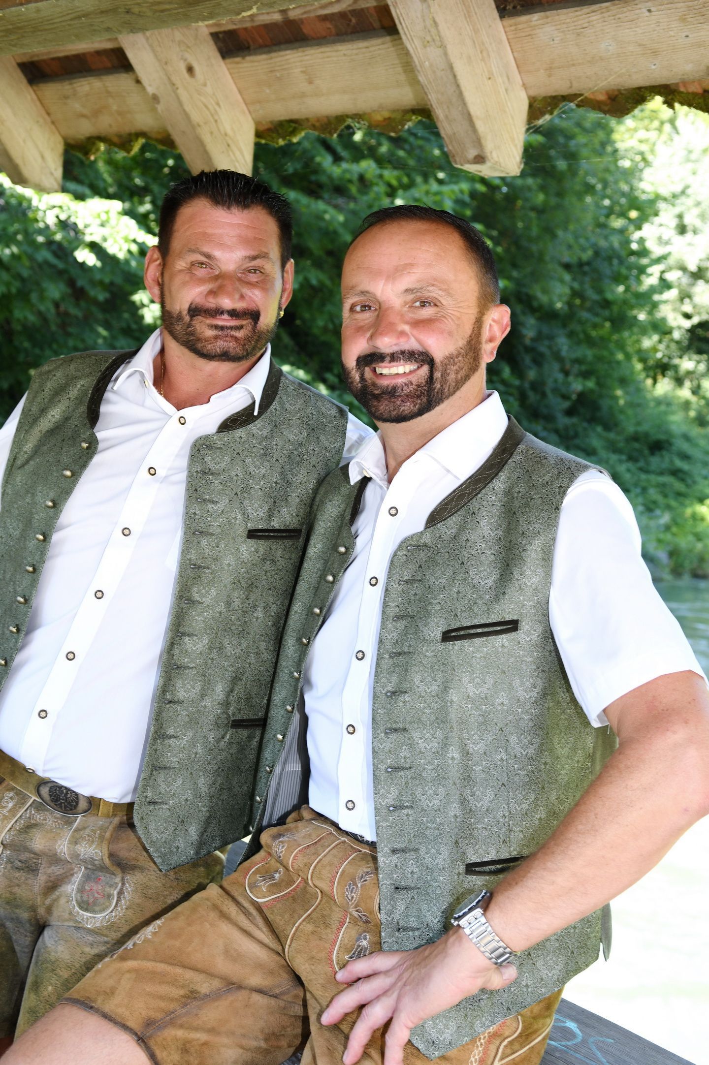 Zwei Bräutigame bei einem Hochzeitsfotoshooting in Thun