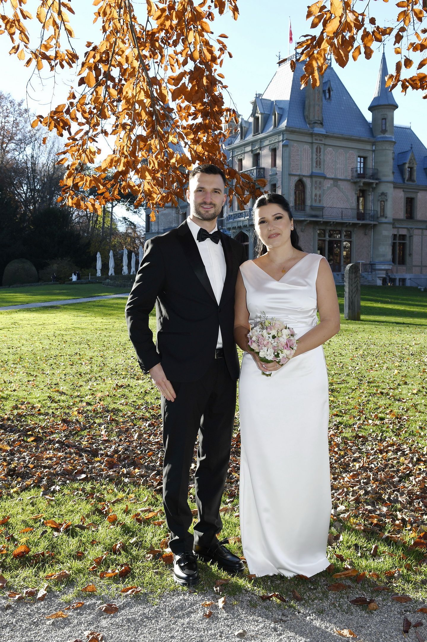 Brautpaar vor dem Schloss Schadau während eines Hochzeitsfotoshootings in Thun