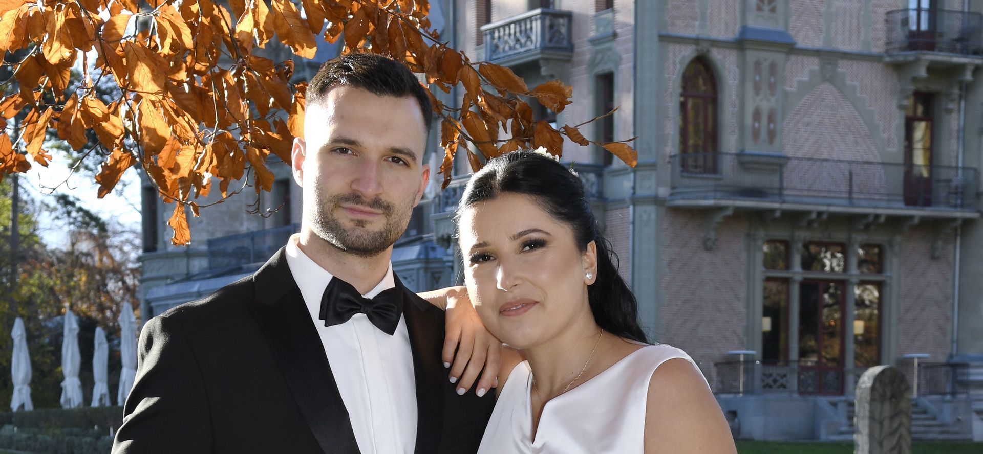 Brautpaar beim Hochzeitsfotoshooting vor dem Schloss Schadau in Thun
