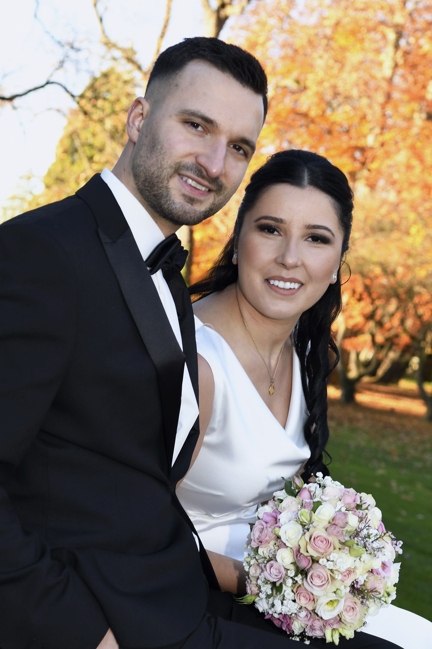 Brautpaar bei einem Hochzeitsfotoshooting im Herbst