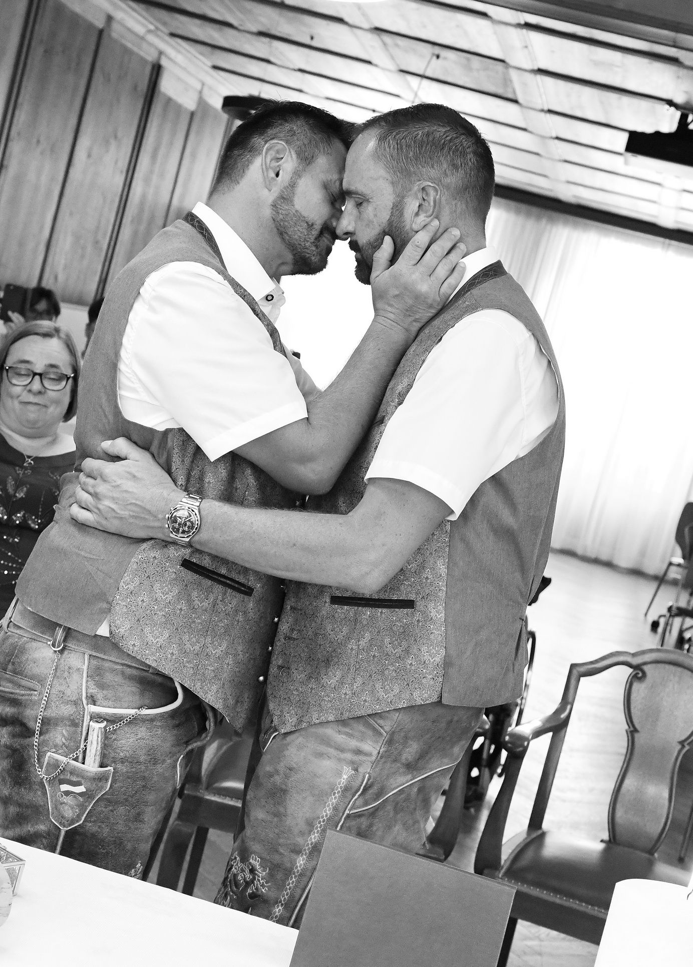 Zwei Bräutigame beim Hochzeitskuss während ihrer Trauung