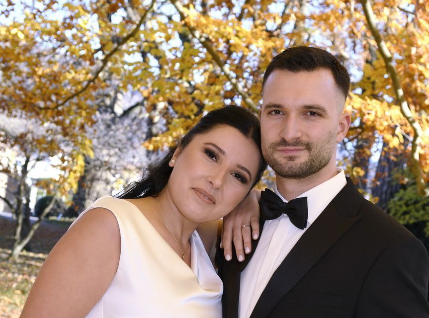 Brautpaar beim Hochzeitsfotoshooting im Schloss Schadau in Thun