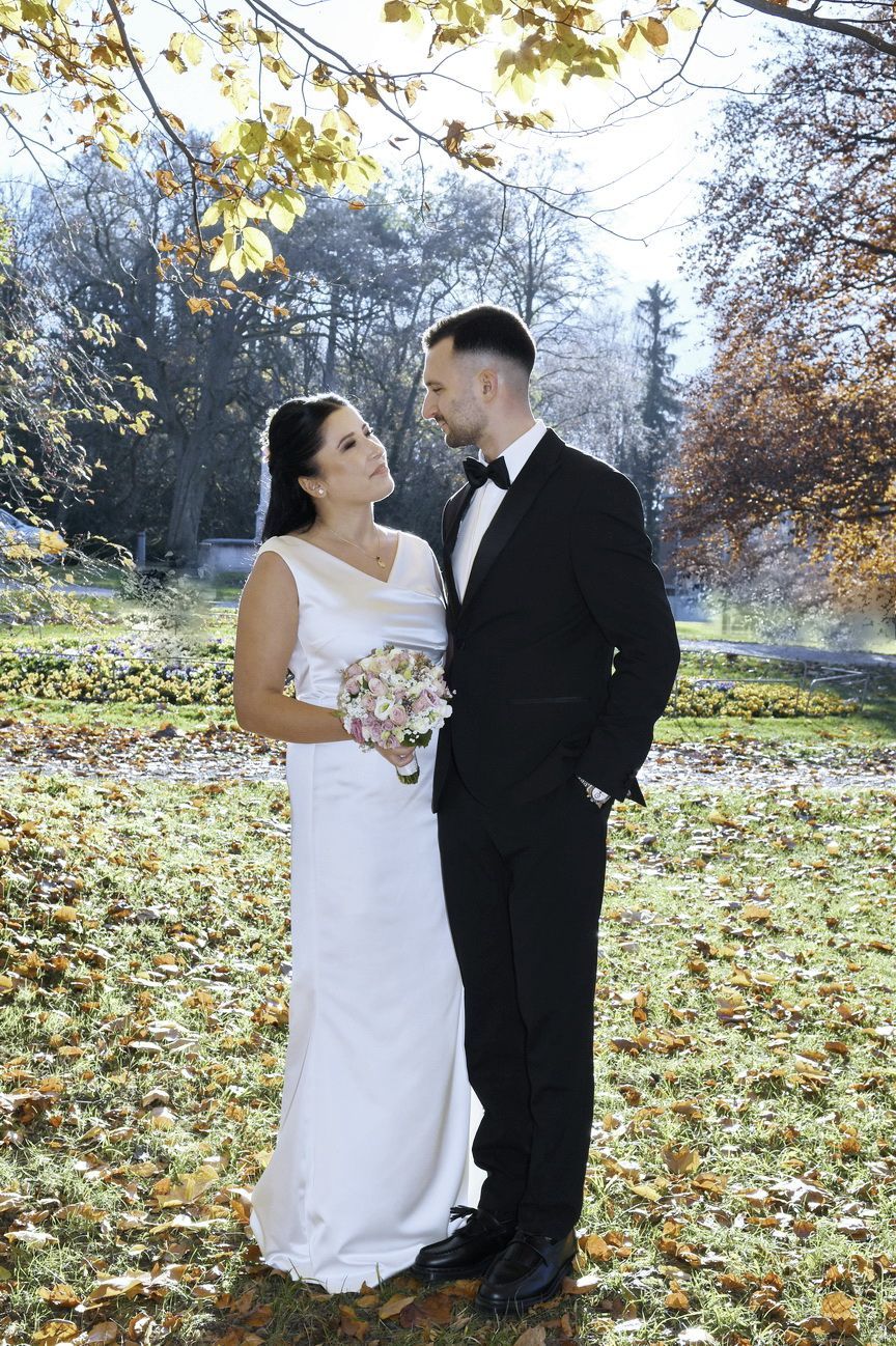 Brautpaar beim Hochzeitsfotoshooting vor dem Schloss Schadau in Thun