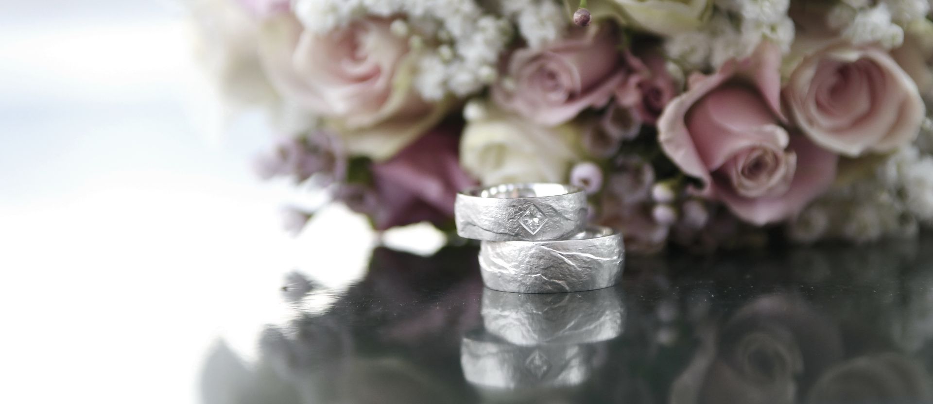 Eheringe vor einem Brautstrauss bei einer Hochzeit
