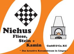 Niehus Fliese, Stein + Kamin Logo mit schwarz-weißer Raute und Kaminillustration auf orangefarbenem Hintergrund