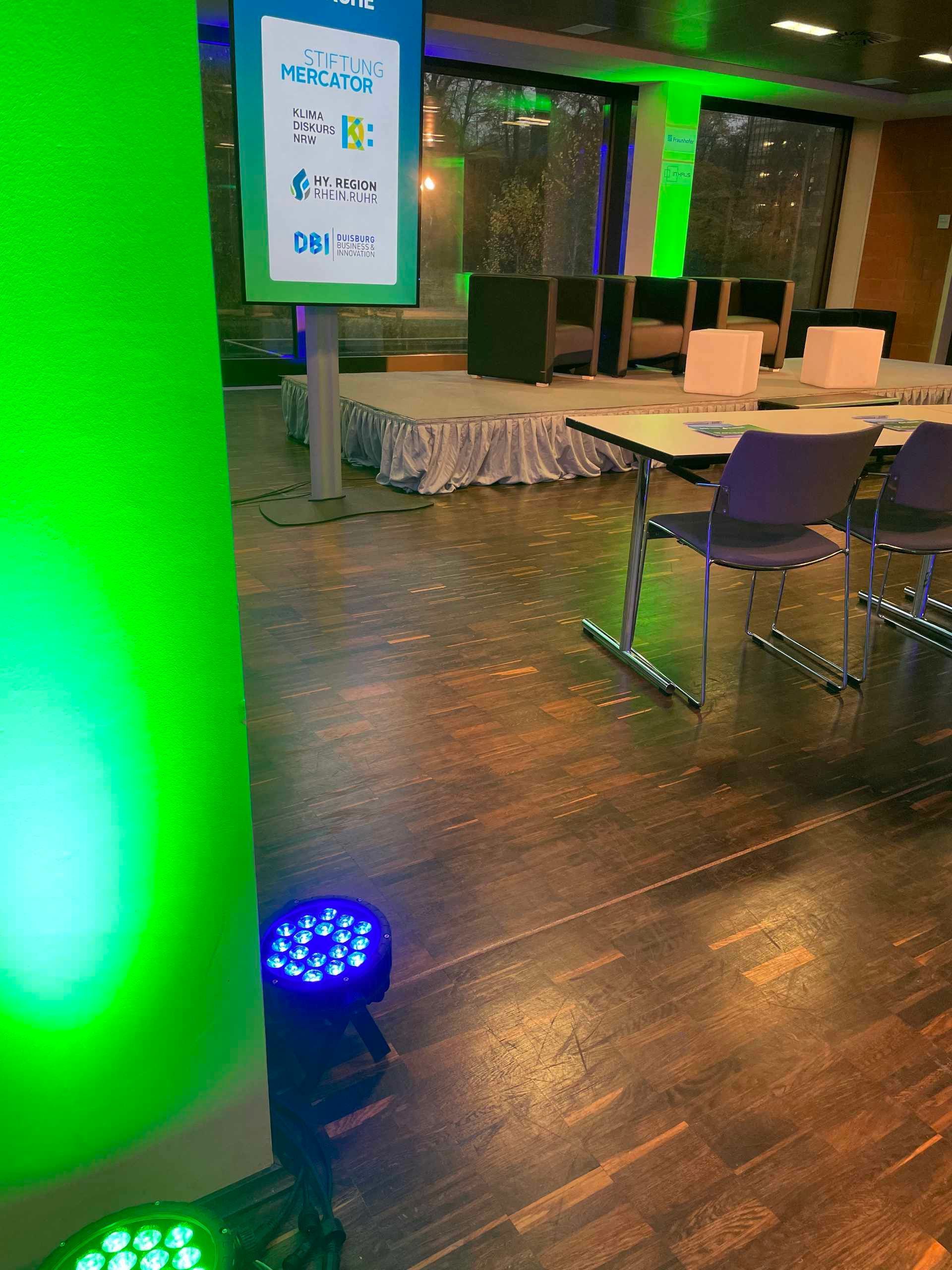 Ein Raum mit Tischen und Stühlen und einem Schild mit der Aufschrift „Folgen Sie uns“