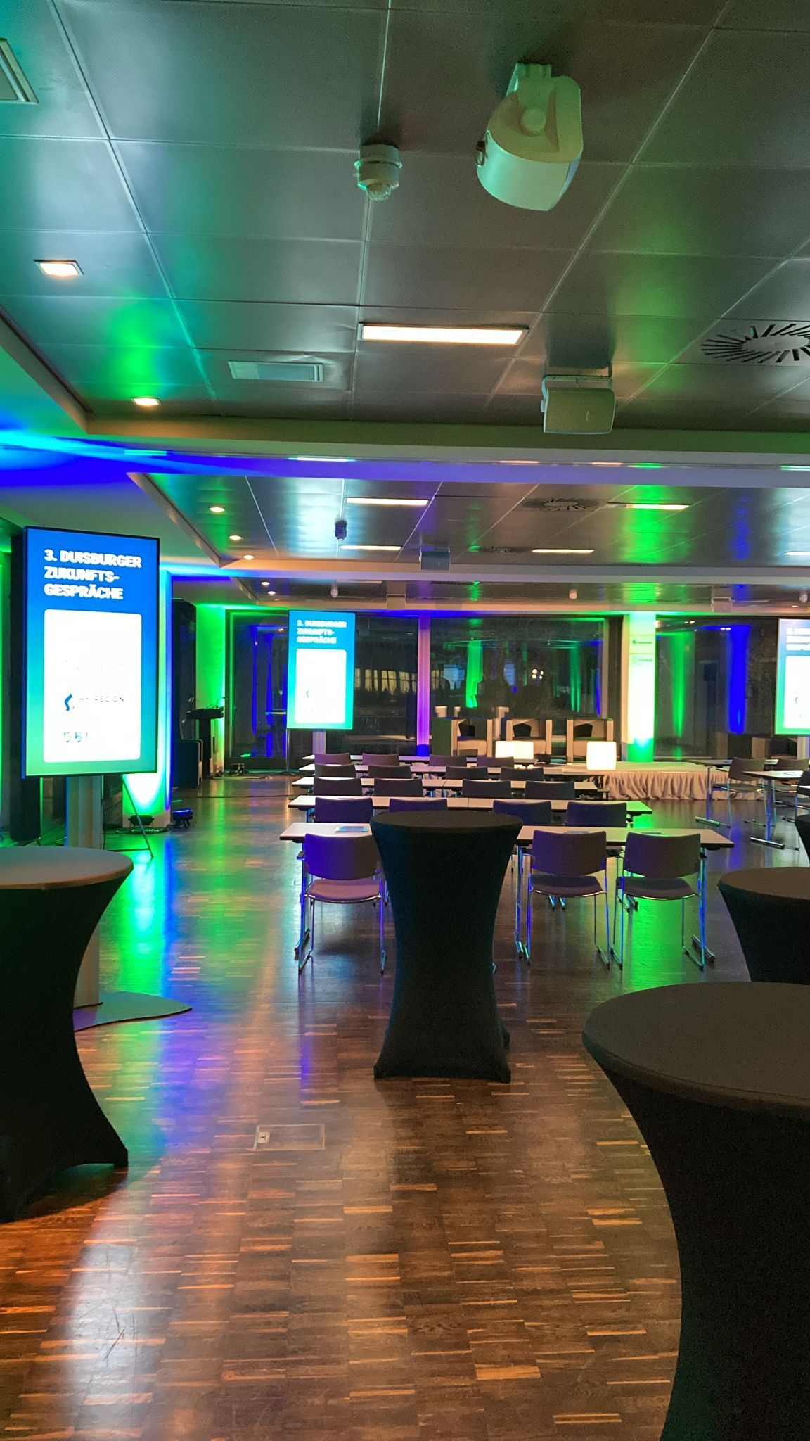 Ein großer Raum mit Tischen und Stühlen