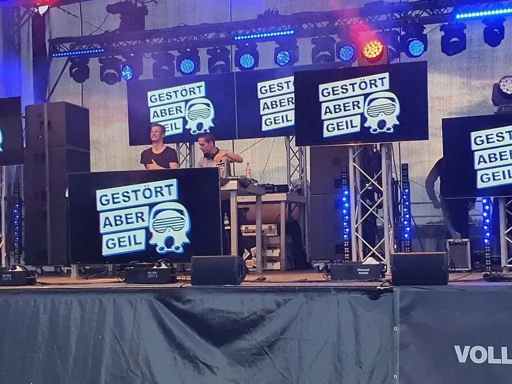 Eine Bühne mit einem Schild mit der Aufschrift „Gestort, aber gell“