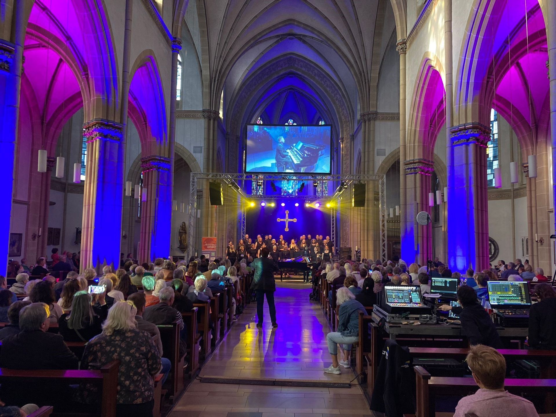 Ein gut-besuchtes Event in einer Kirche Ein gut-besuchtes Event in einer Kirche