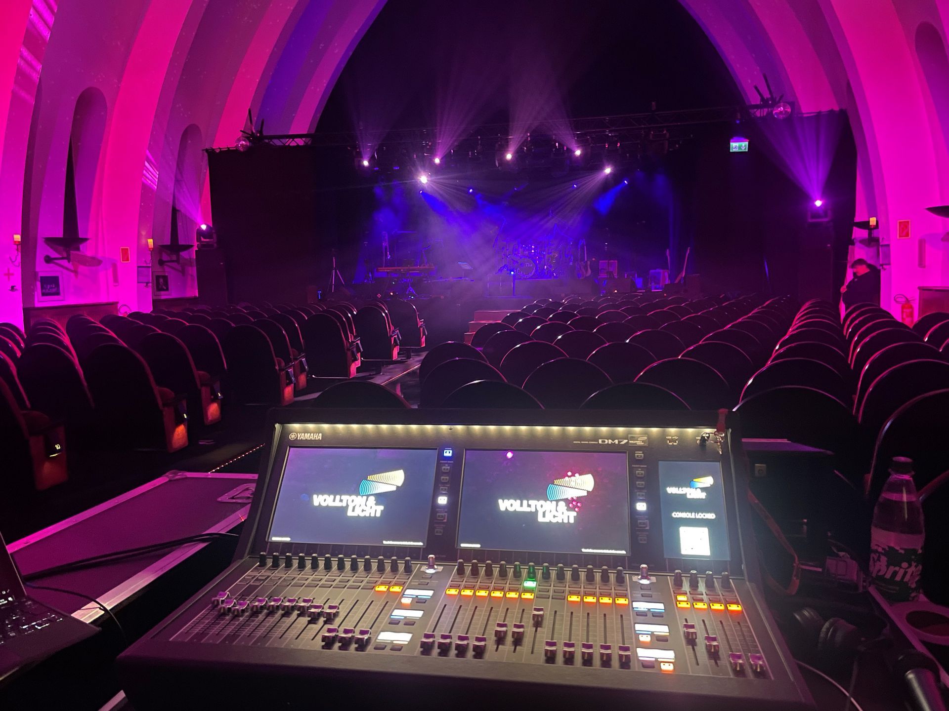 Ein Konzert, welches mit Licht und Ton von Vollton & Licht ausgestattet wurde Ein Konzert, welches mit Licht und Ton von Vollton & Licht ausgestattet wurde