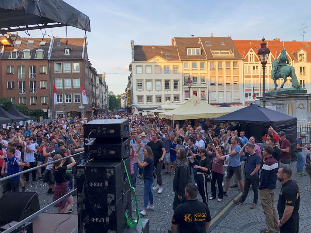 Eine große Menschenmenge hat sich auf einem Stadtplatz versammelt