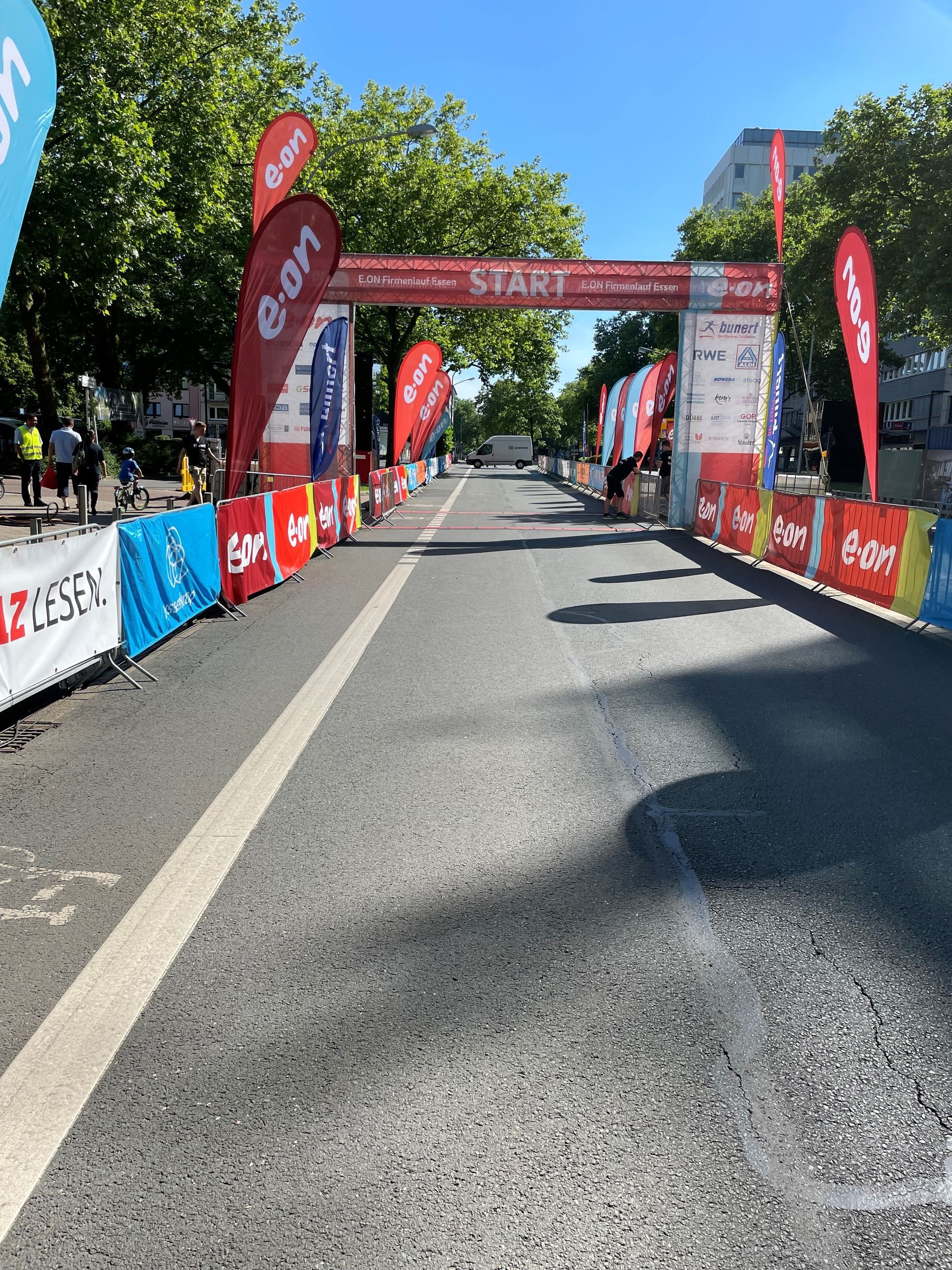 Eine Straße mit einem Schild, auf dem steht: „Starten Sie darauf“