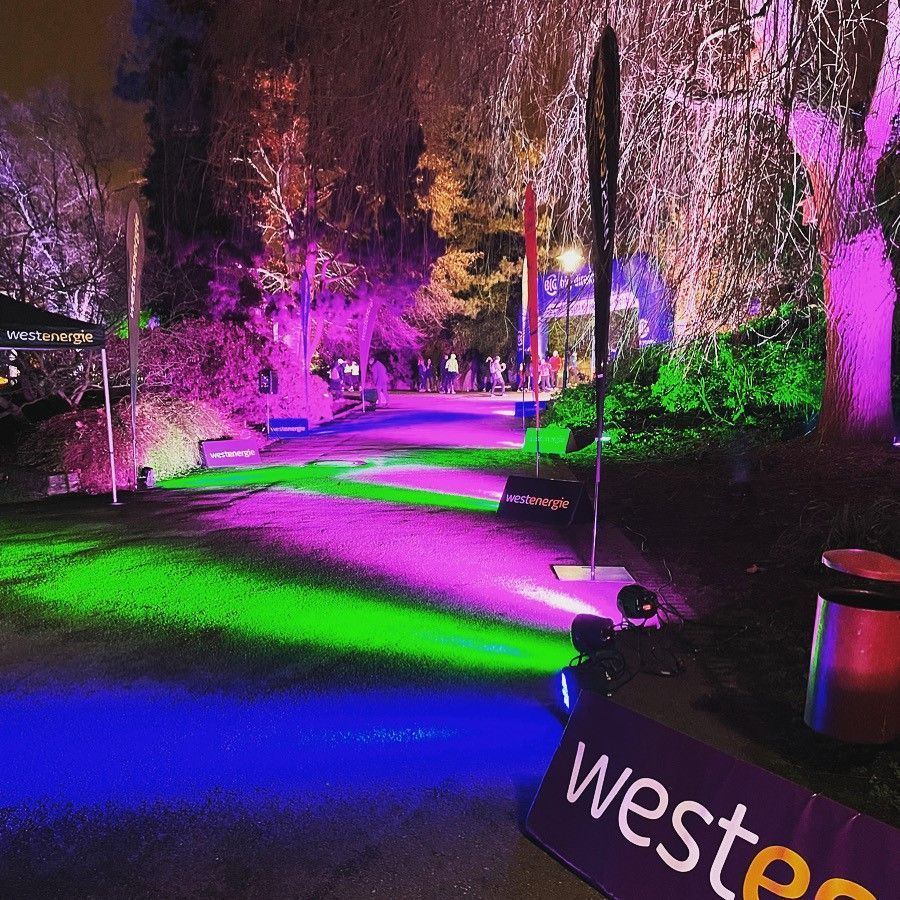 Ein Schild mit der Aufschrift „Westers“ liegt auf dem Boden