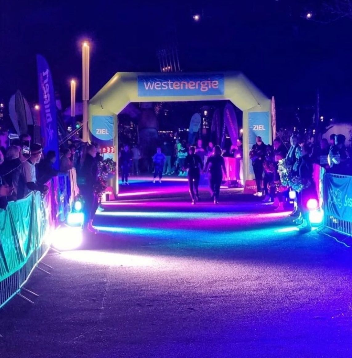 Eine Menschenmenge versammelt sich vor einem Torbogen mit der Aufschrift „Westenergie“