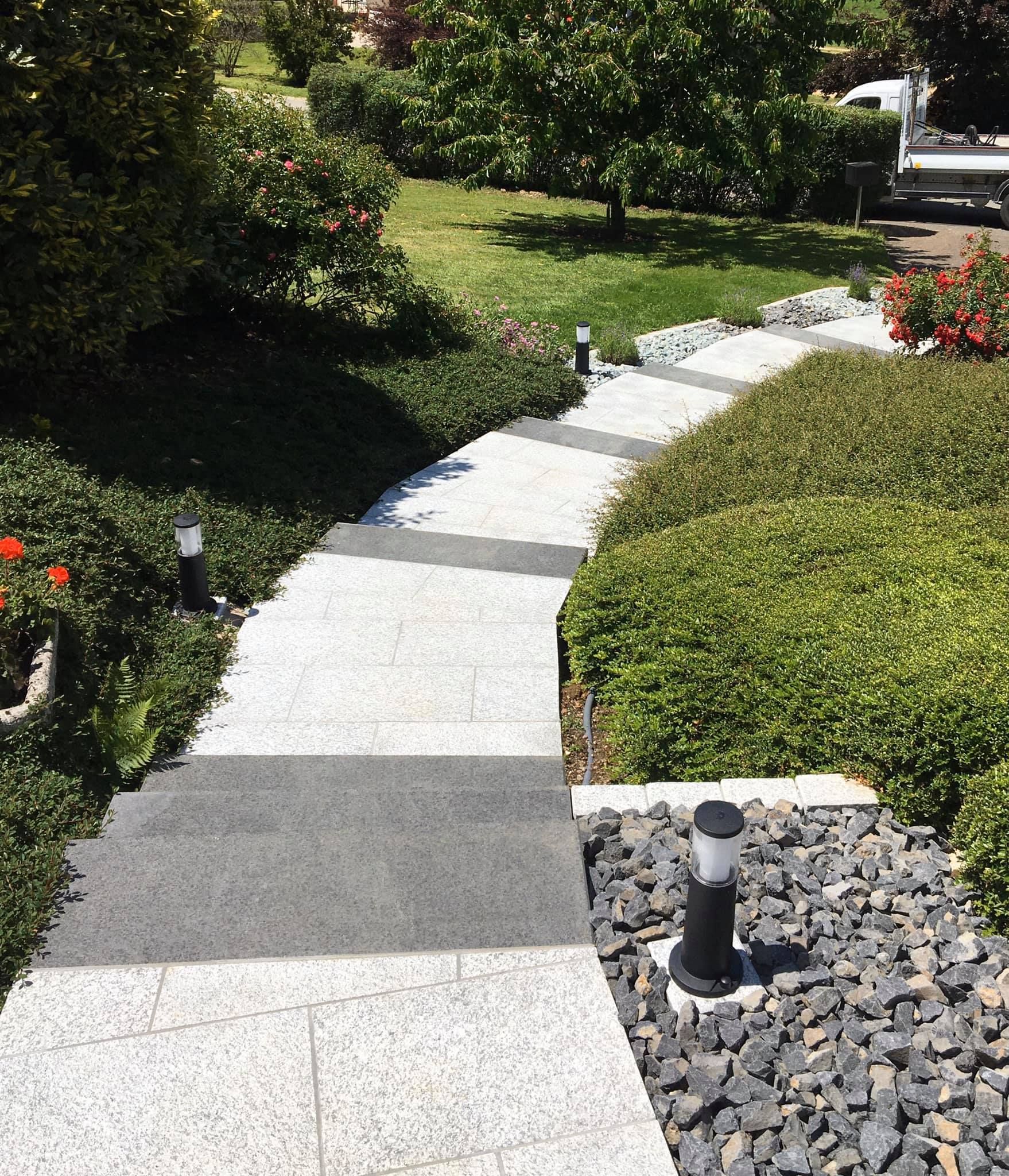 Escalier descendant à travers le jardin.