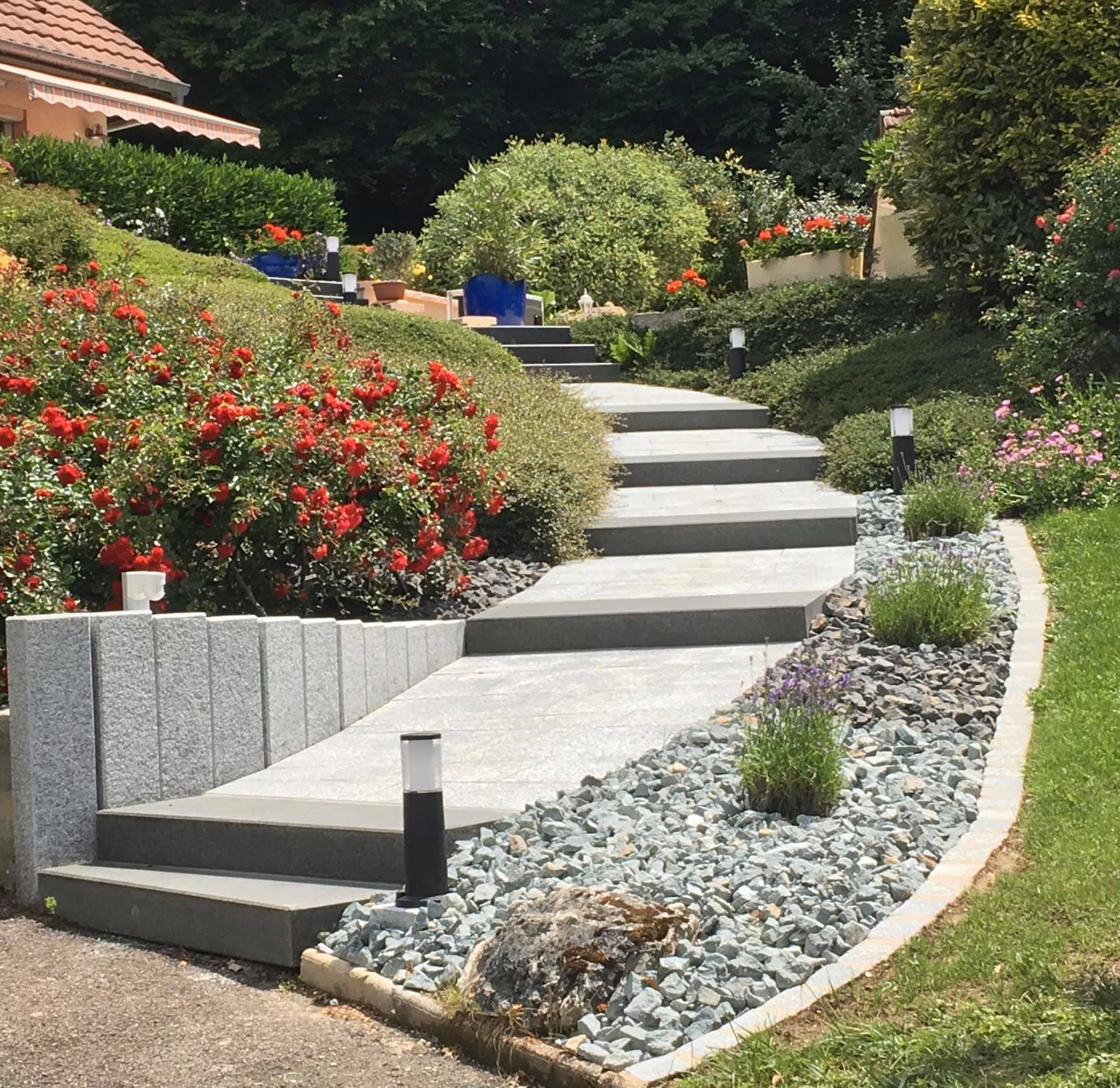 Escaliers d'une allée fleurie