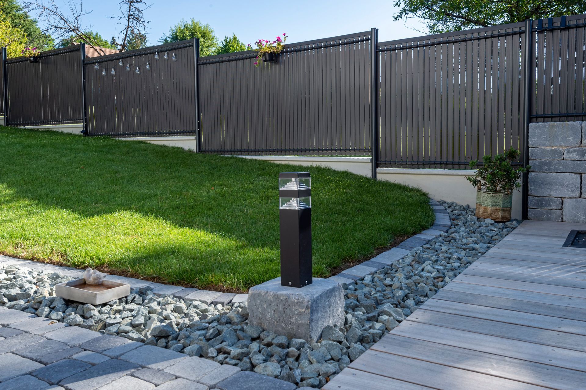 Clôture le long d'une pelouse