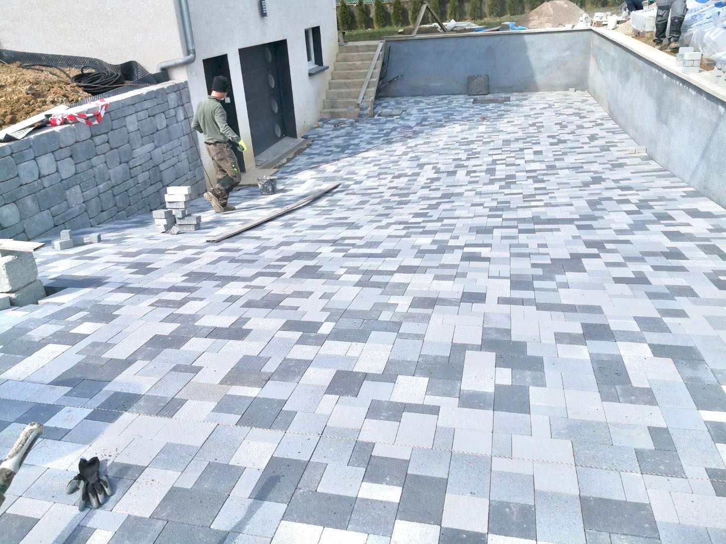 Accès descendant vers une porte de garage.