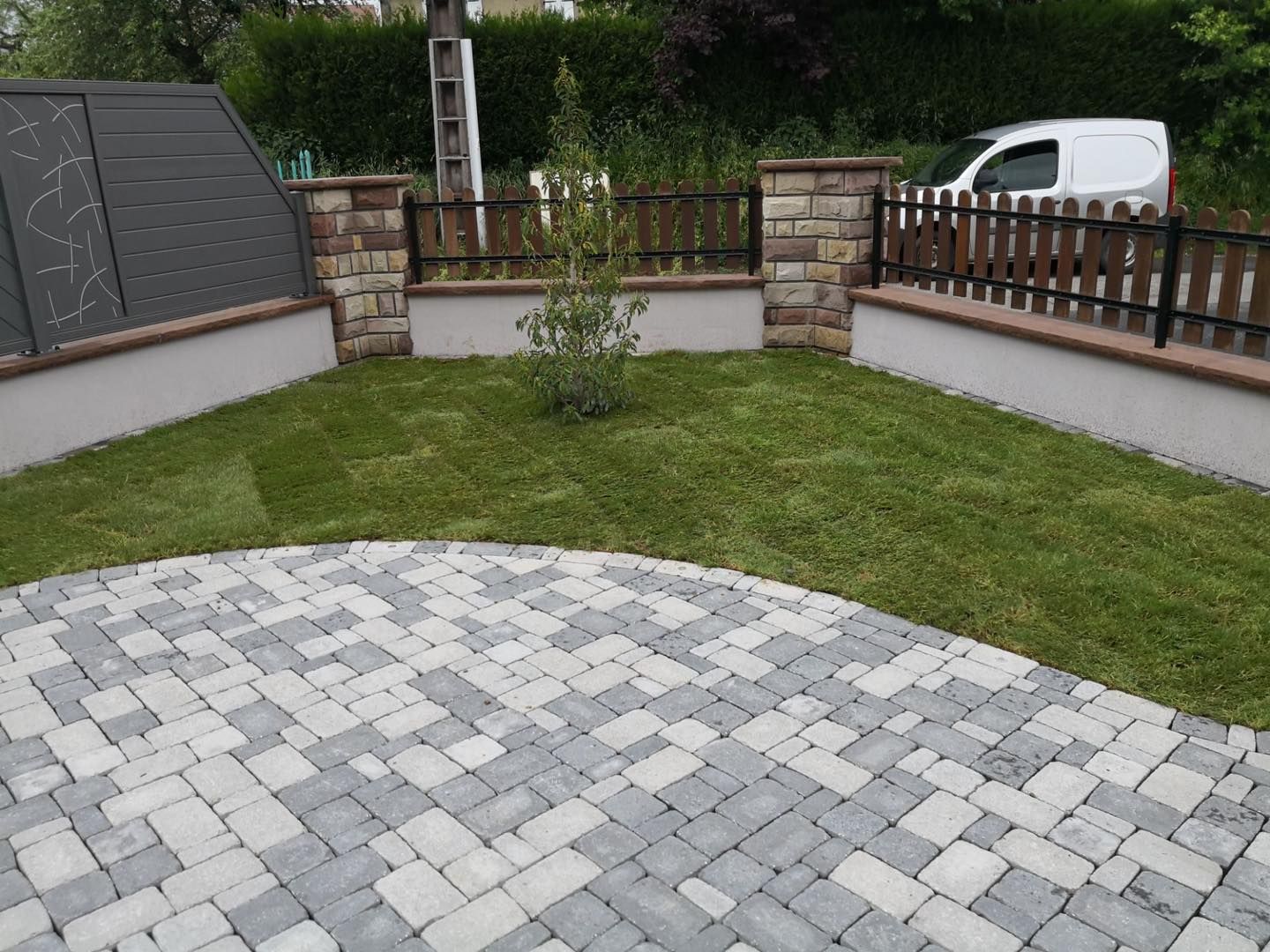 Une allée de forme circulaire.