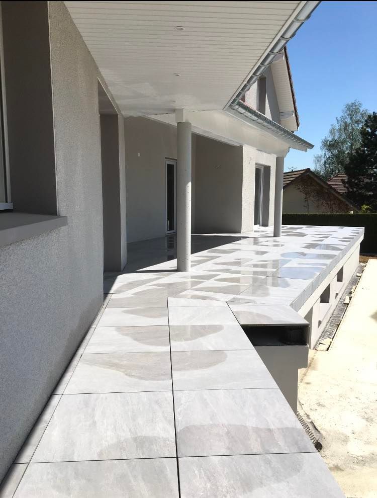 Terrasse surélevée en dalle d'une habitation.
