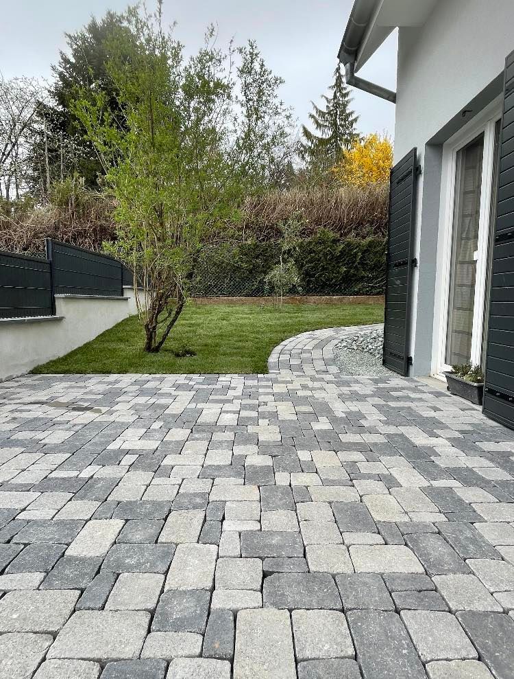 Allée et contour d'une maison entièrement en pavés.