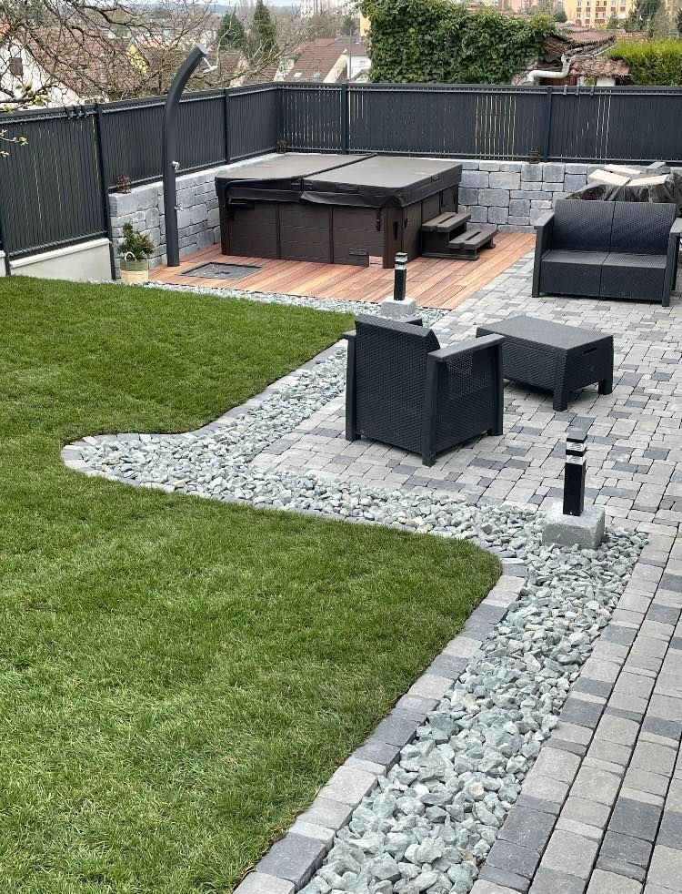 Accès vers une terrasse avec sièges et spa recouvert.