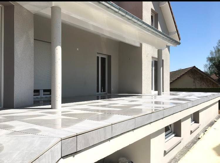 Terrasse surélevée d'une maison 01.