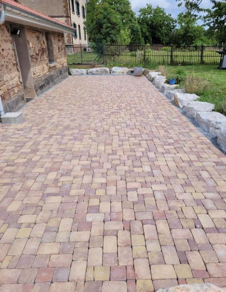 Une terrasse pavée de couleur cuivrée.