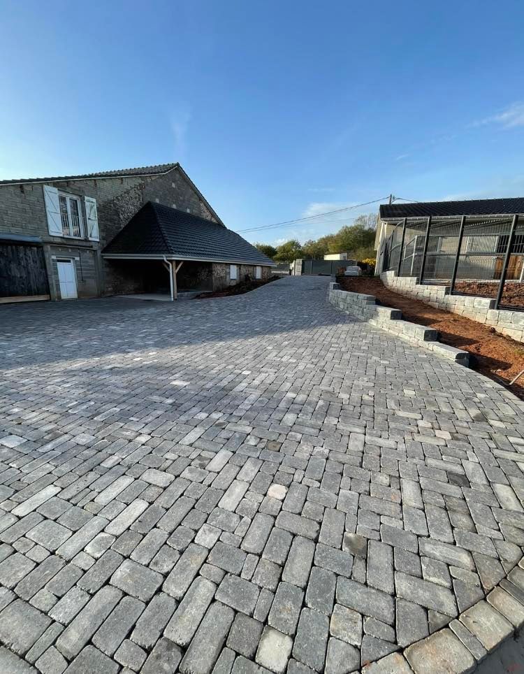 Une très grande allée pavée 01