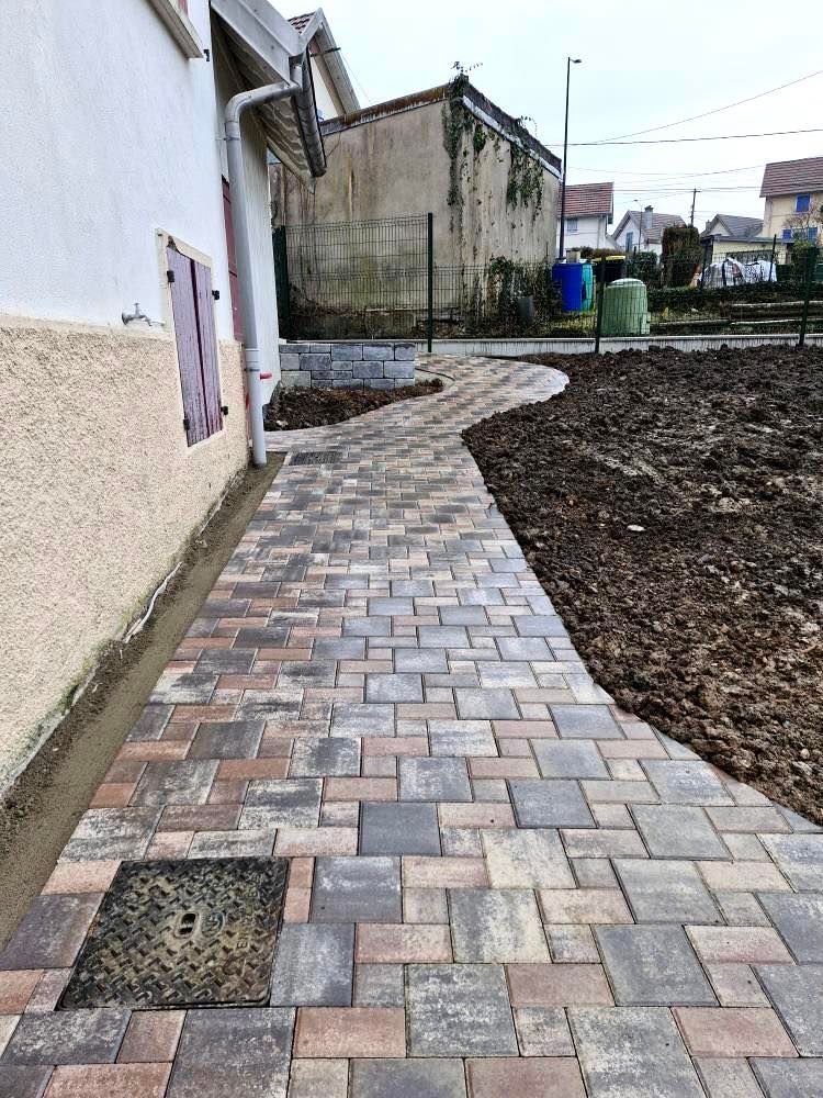 Une allée suivant le contour d'une habitation.