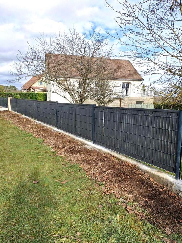 Une clôture en aluminium dans le jardin.