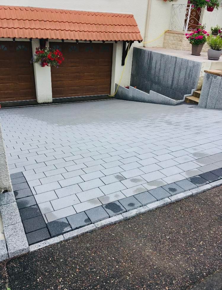 Un accès descendant vers deux portes de garage.