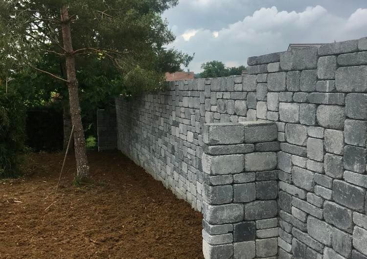 Un mur en pierre.