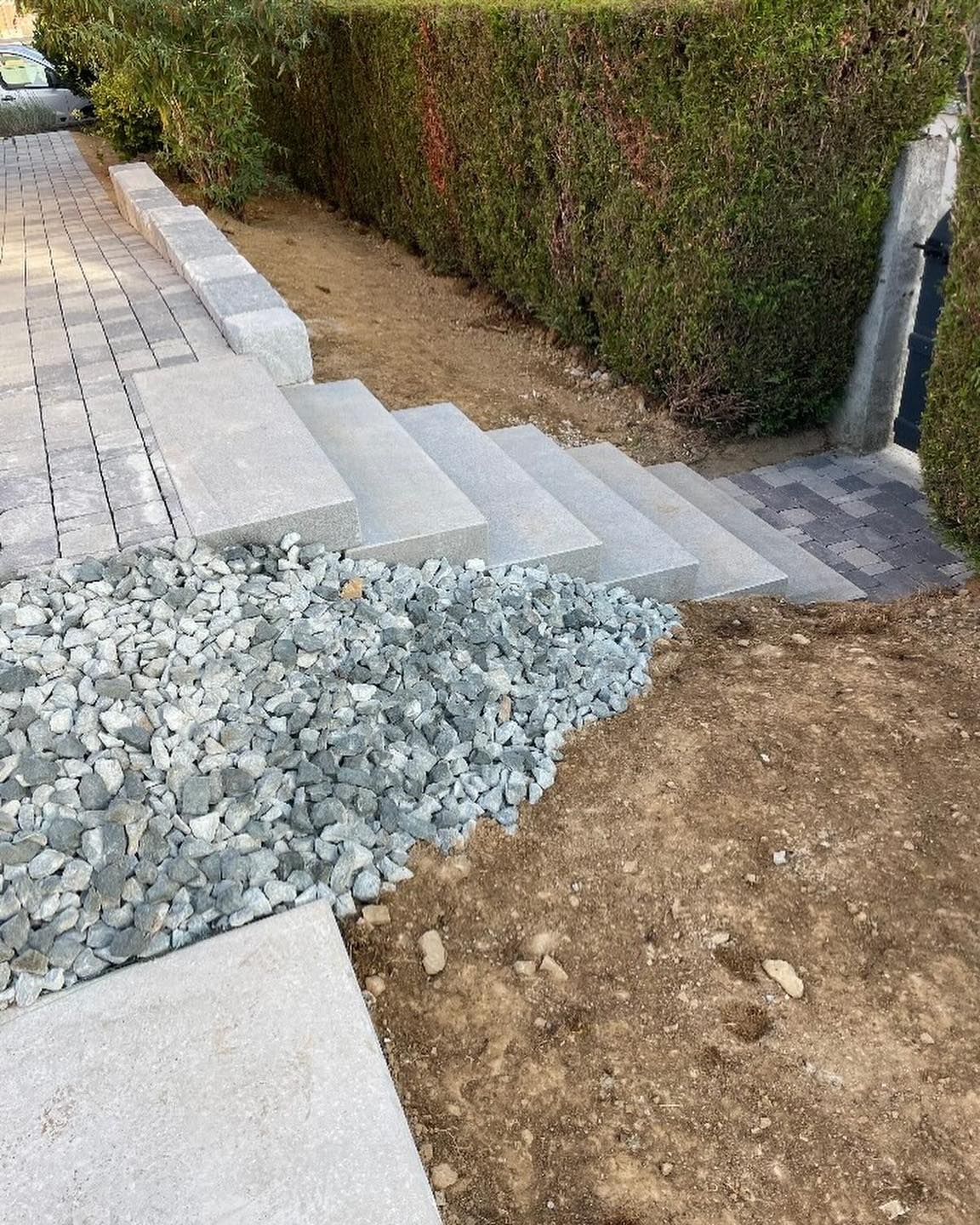 Un escalier en pierre qui descend.