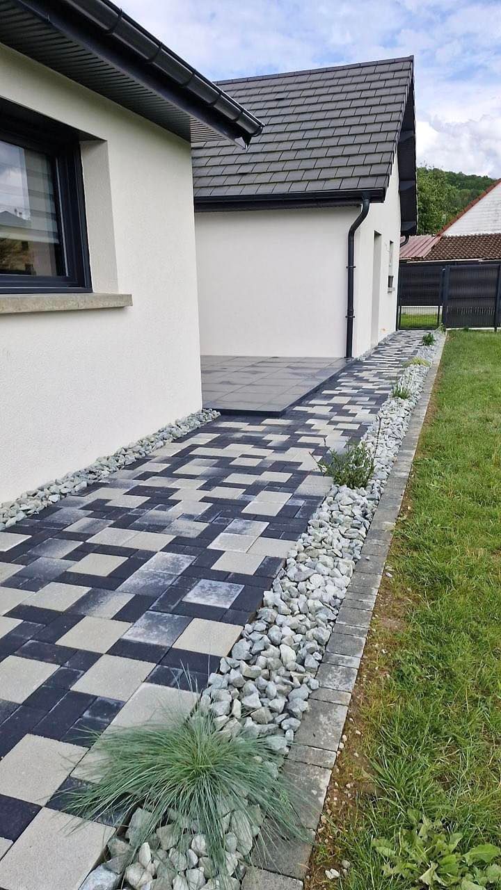 Allée en damier bleu et blanc.